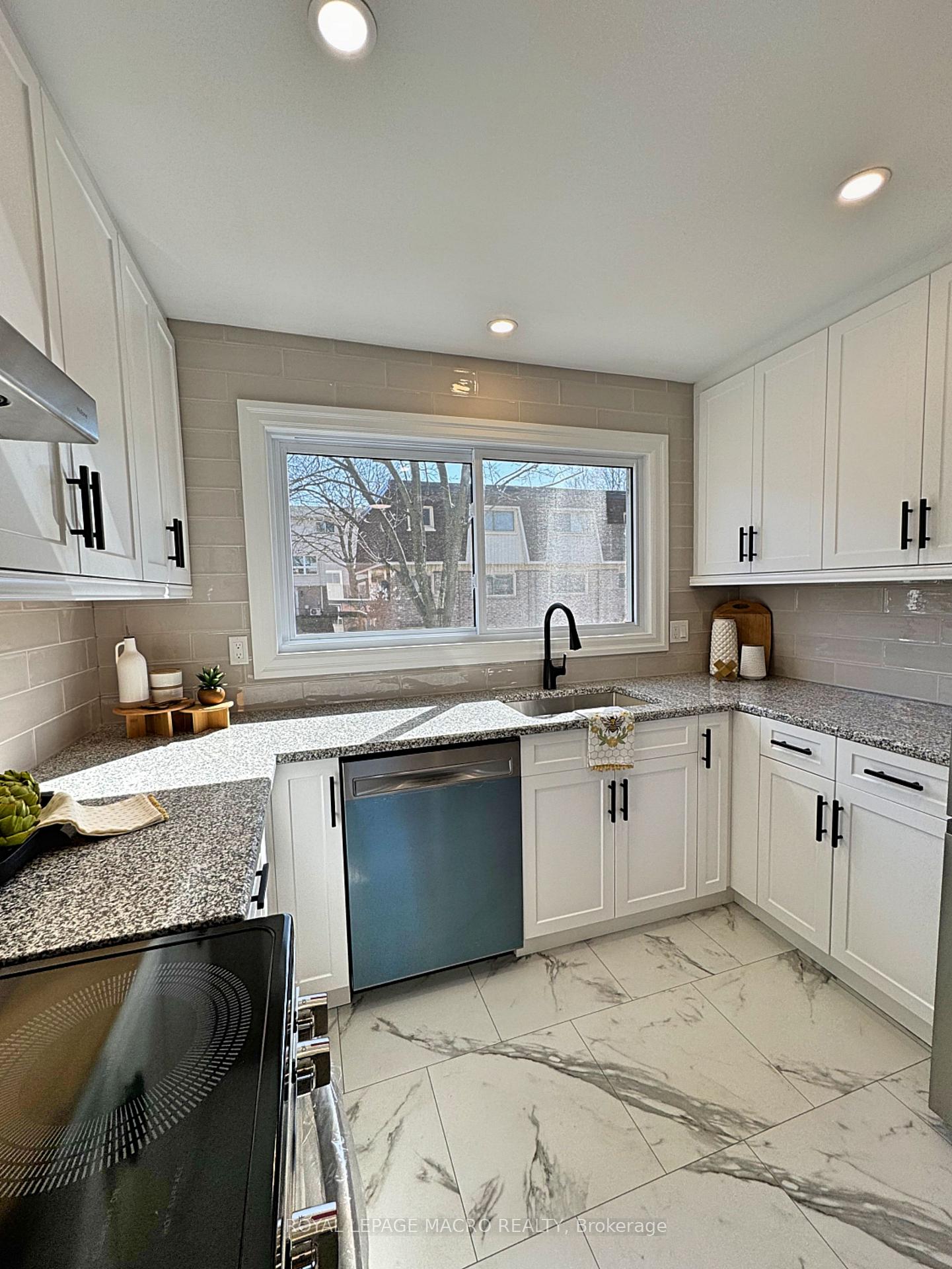 Photo 6 of Unit 35, 125 Bonaventure Drive, Hamilton, Gilbert — HOMEH