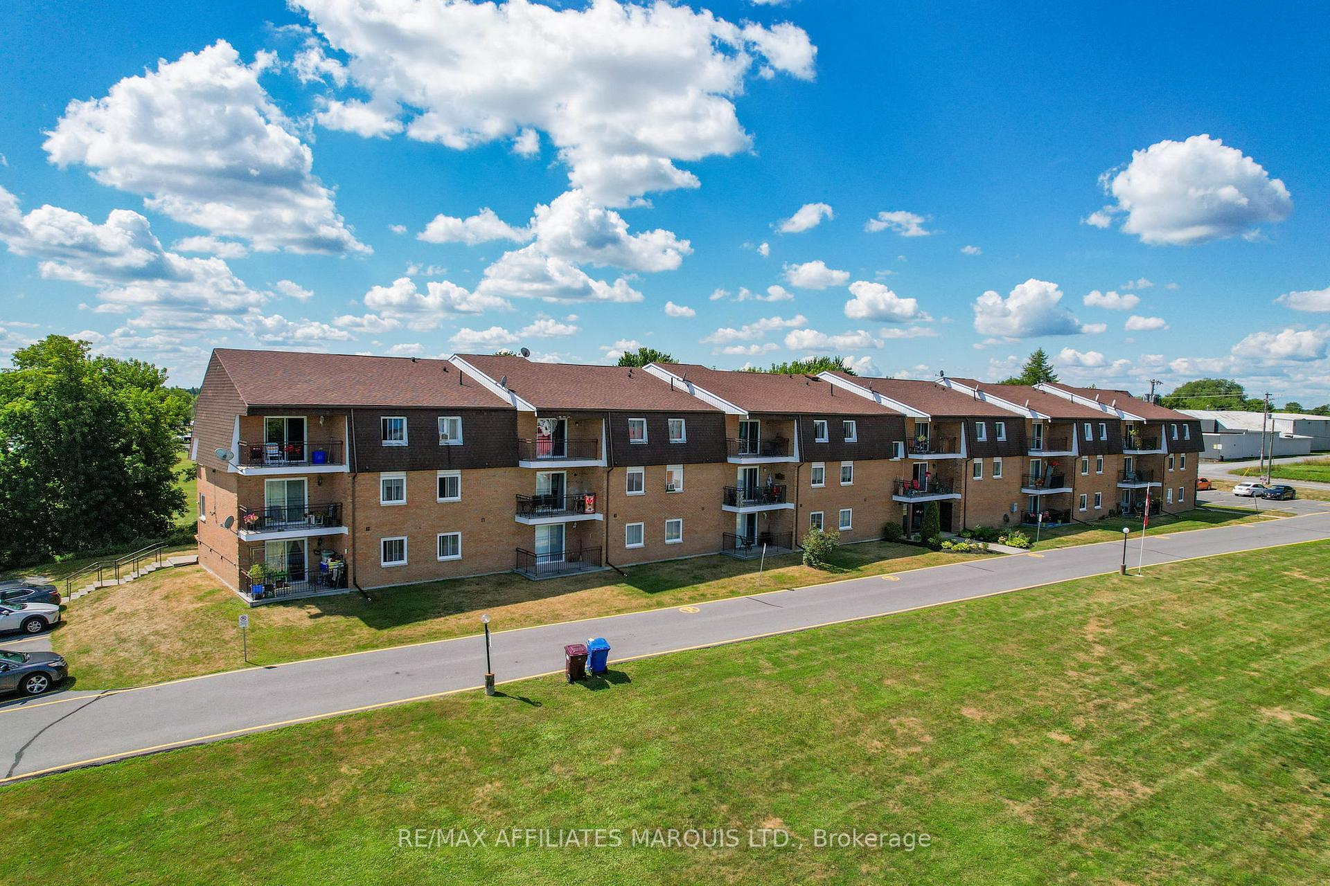 Front of Unit 109, 220 Kenyon Street W