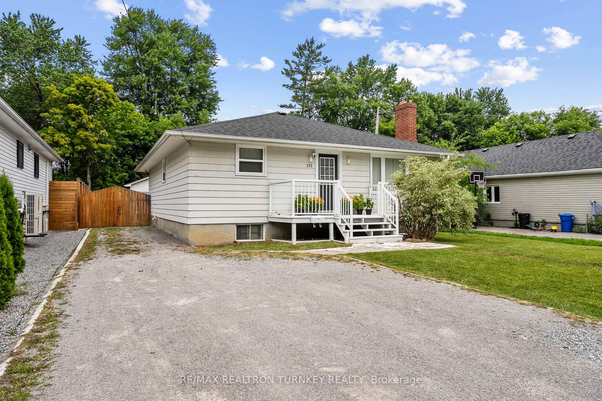 Photo 1 of 212 Bayview Avenue, Georgina, Keswick South — HOMEH