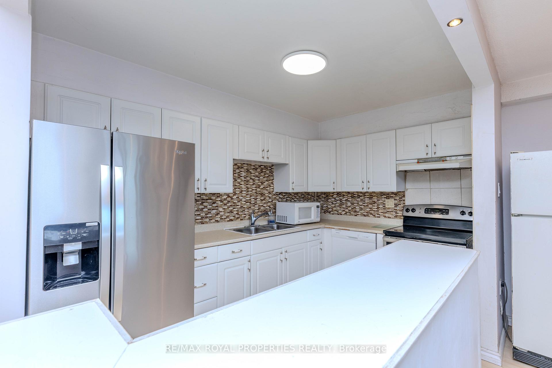 Photo 2 of Unit 1002, 15 La Rose Avenue, Etobicoke, Humber Heights — HOMEH
