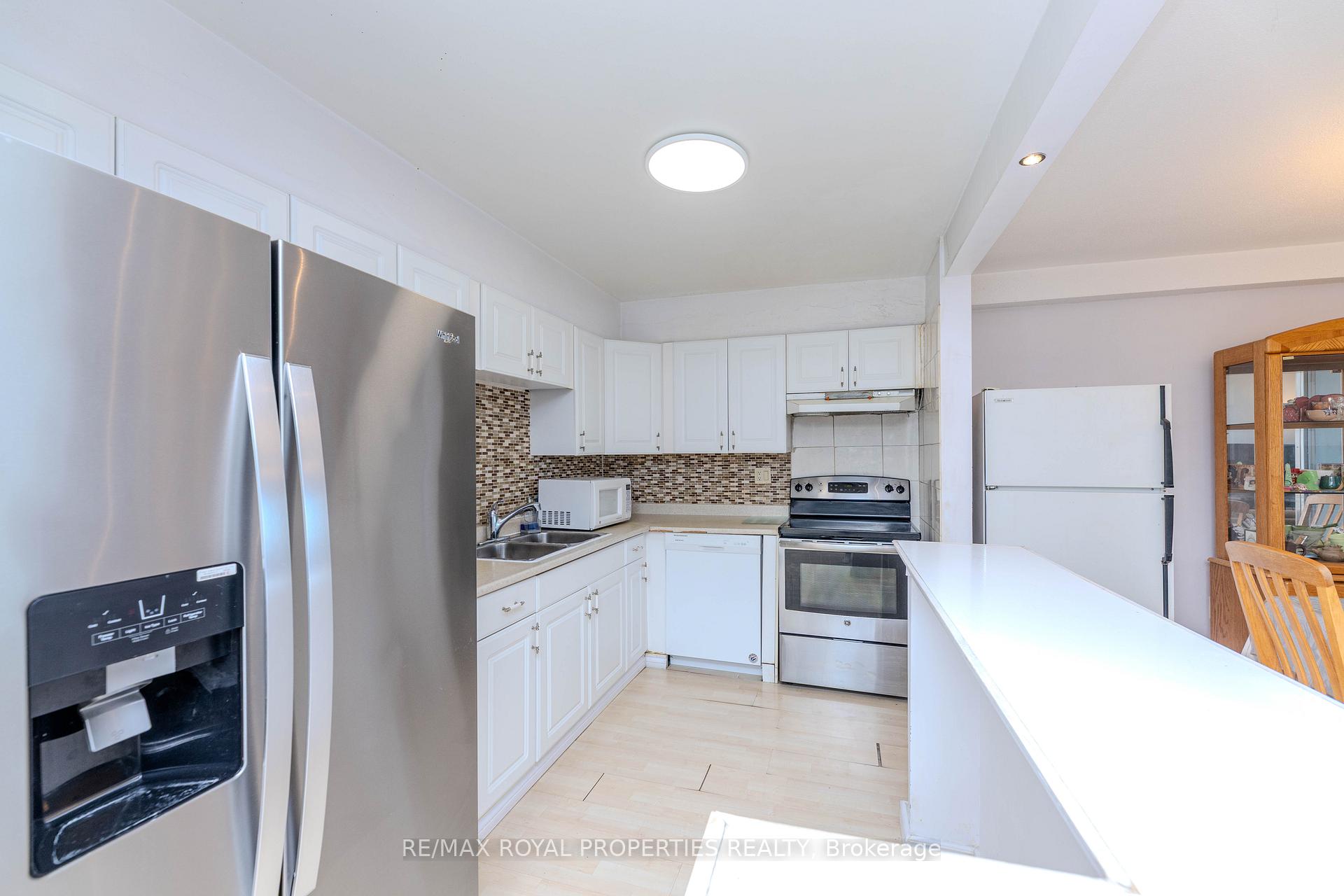 Photo 6 of Unit 1002, 15 La Rose Avenue, Etobicoke, Humber Heights — HOMEH