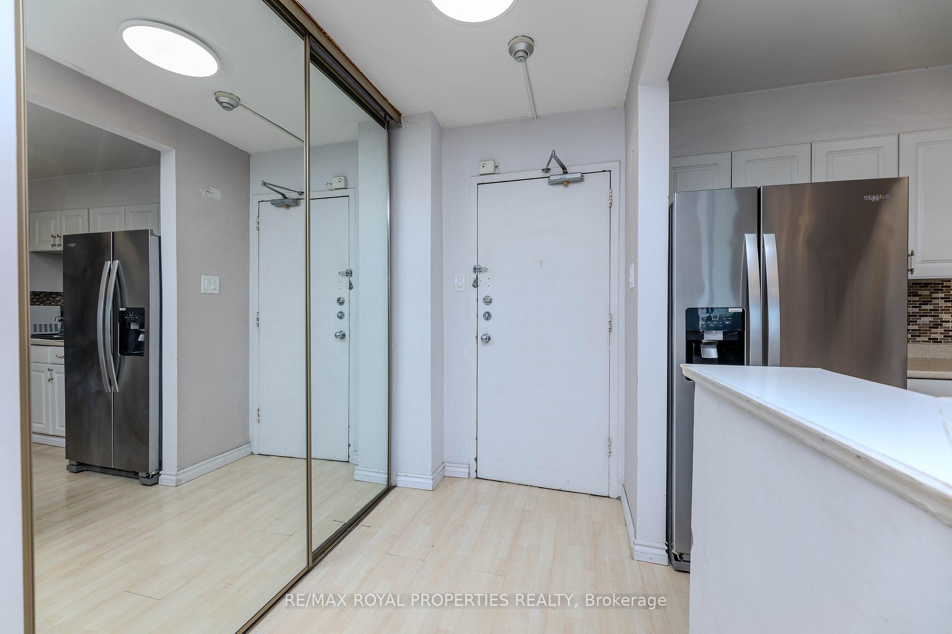 Photo 5 of Unit 1002, 15 La Rose Avenue, Etobicoke, Humber Heights — HOMEH