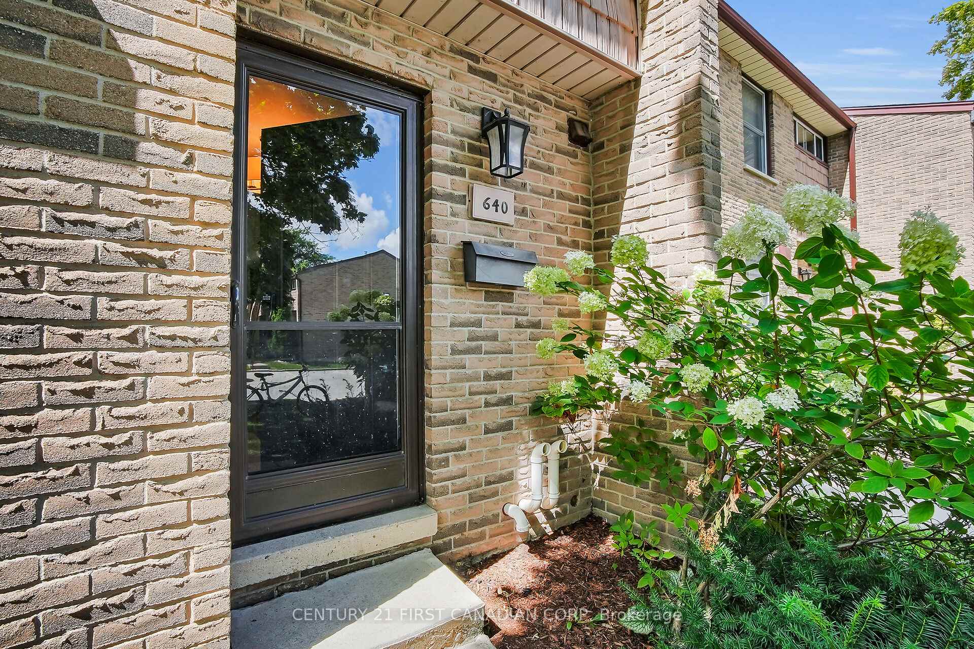 Front of Unit 57, 640 Wonderland Road S