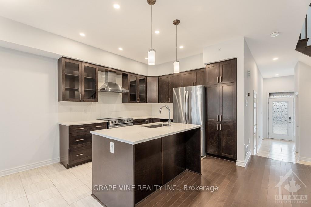 Photo 2 of 734 Capricorn Circle, Ottawa, Riverside South/Gloucester Glen — HOMEH