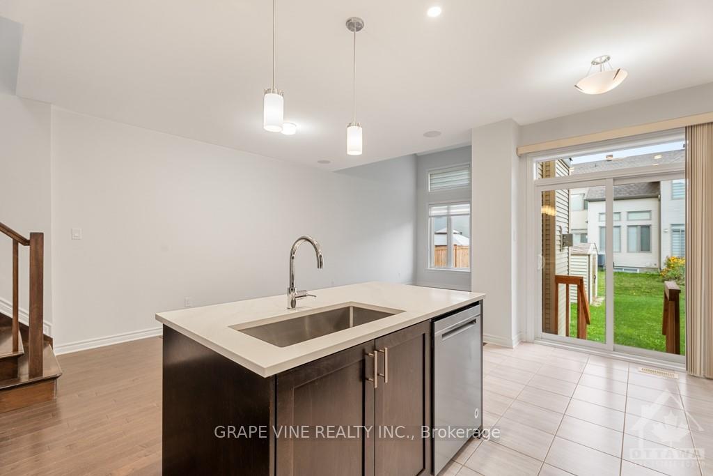 Photo 3 of 734 Capricorn Circle, Ottawa, Riverside South/Gloucester Glen — HOMEH