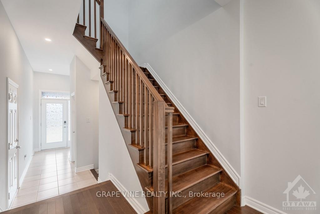 Photo 4 of 734 Capricorn Circle, Ottawa, Riverside South/Gloucester Glen — HOMEH