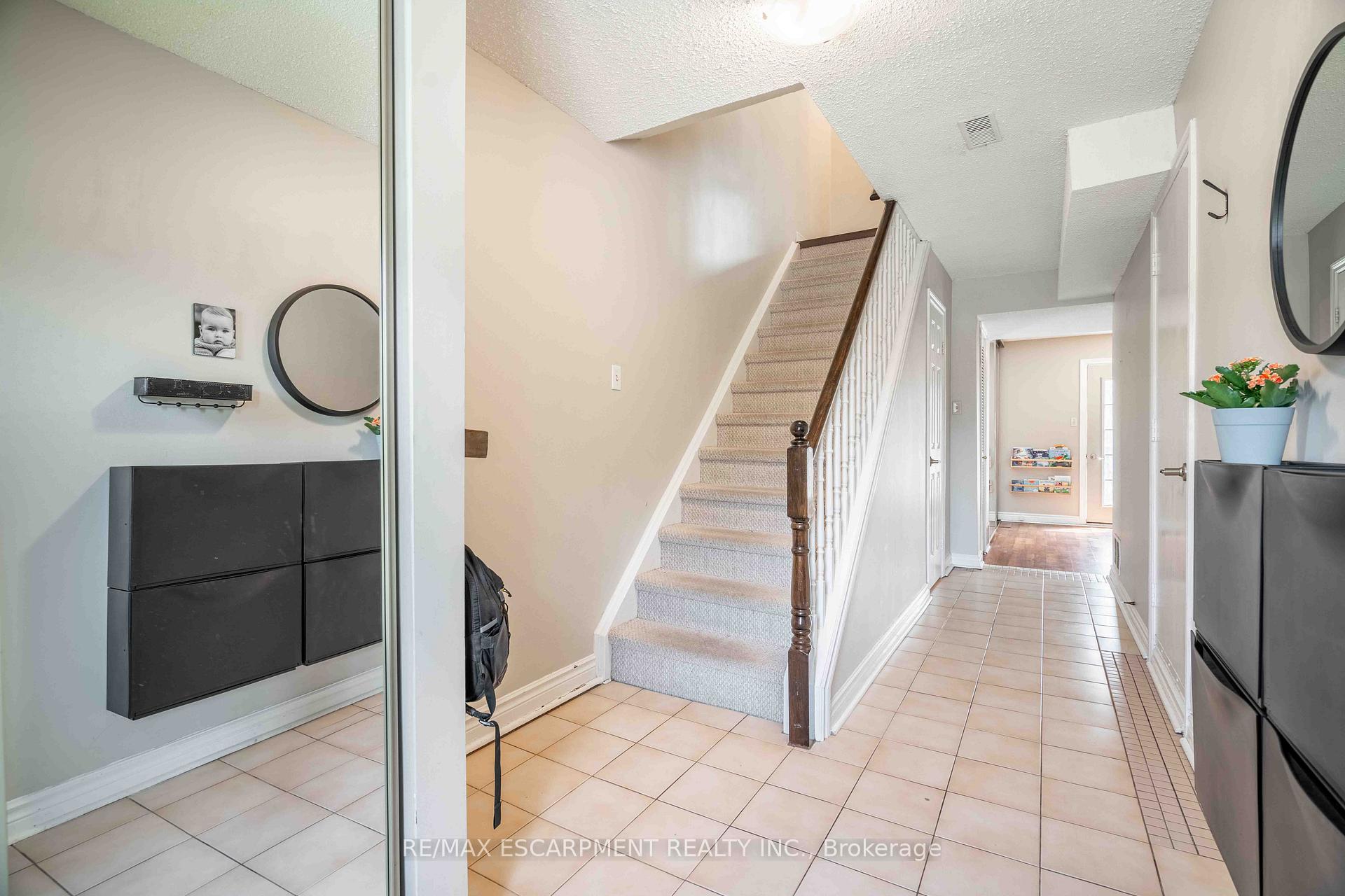 Photo 4 of Unit 13, 1155 Paramount Drive, Hamilton, Stoney Creek — HOMEH