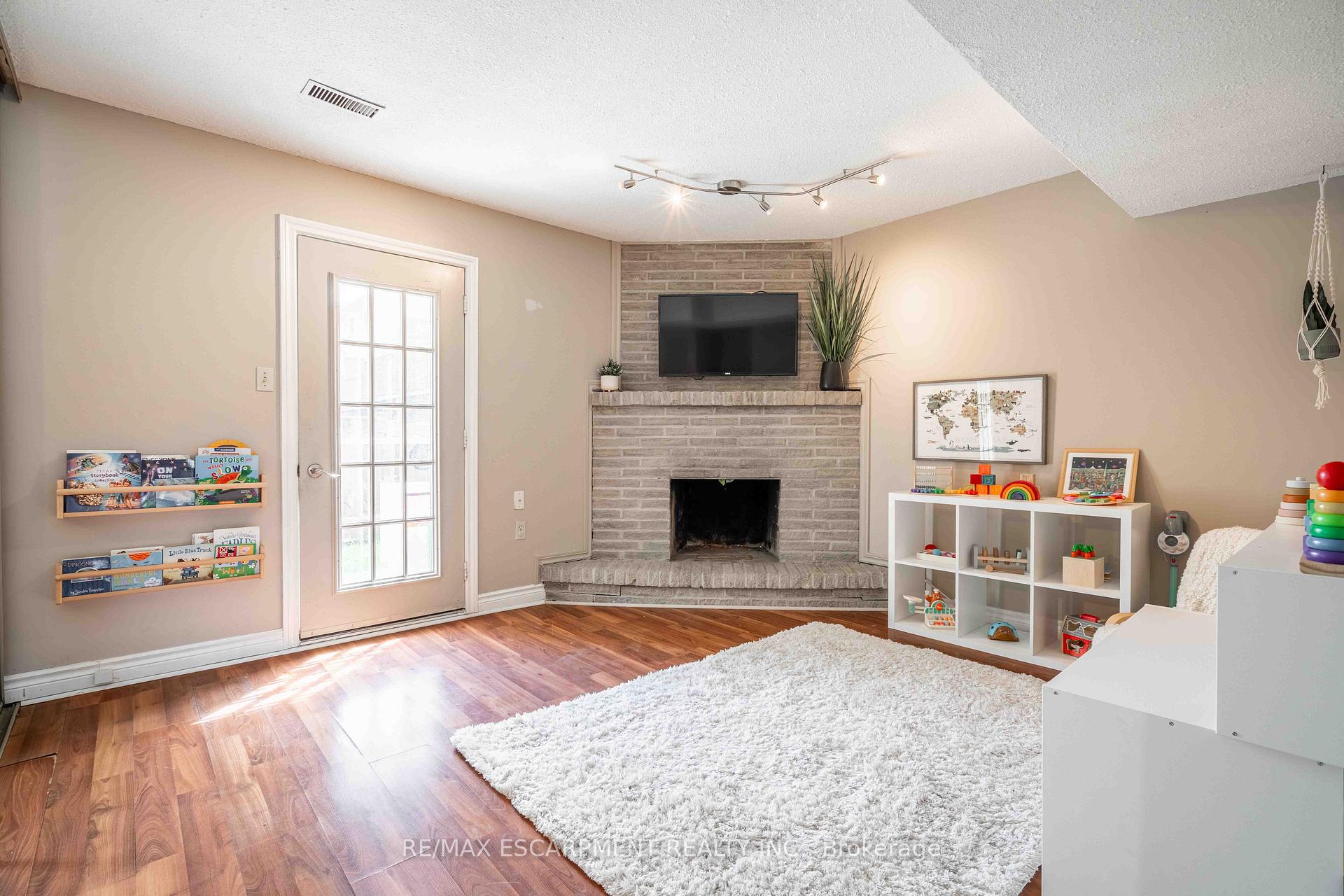 Photo 5 of Unit 13, 1155 Paramount Drive, Hamilton, Stoney Creek — HOMEH