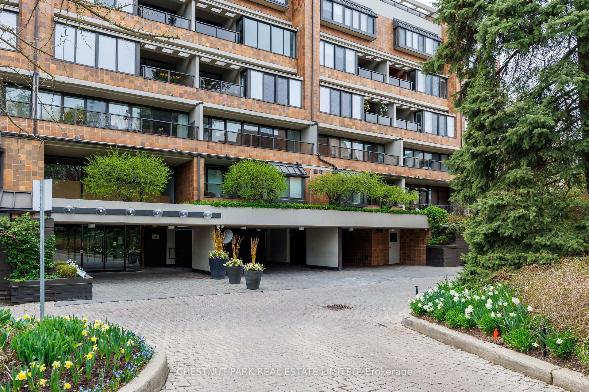 Front of Unit 203, 40 Oaklands Avenue