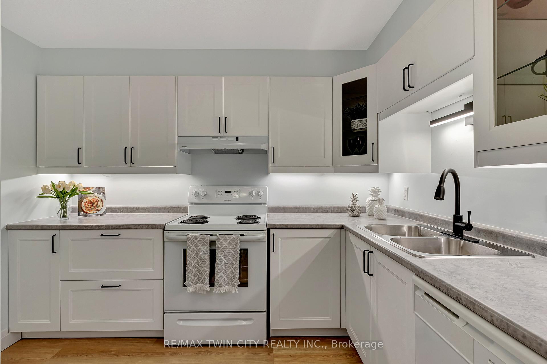 Photo 6 of Unit 909, 35 Green Valley Drive, Kitchener — HOMEH