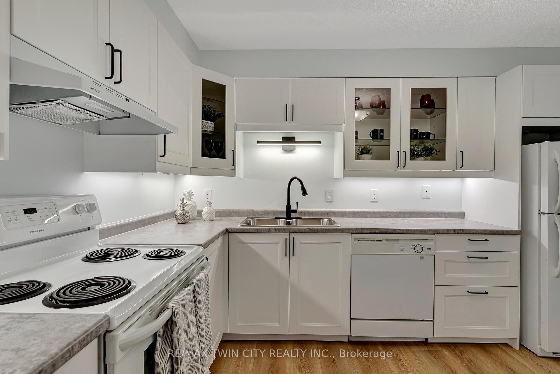 Photo 11 of Unit 909, 35 Green Valley Drive, Kitchener — HOMEH