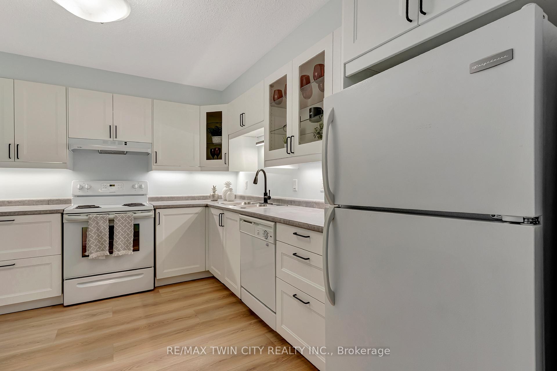 Photo 5 of Unit 909, 35 Green Valley Drive, Kitchener — HOMEH
