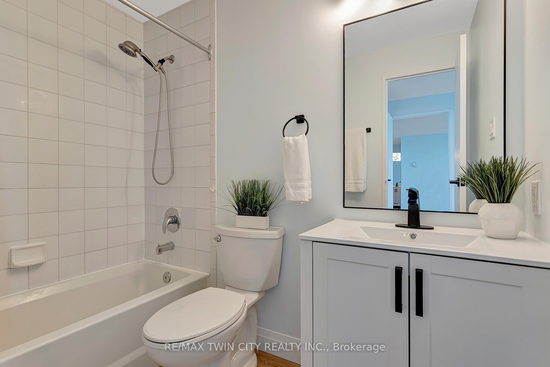 Photo 9 of Unit 909, 35 Green Valley Drive, Kitchener — HOMEH
