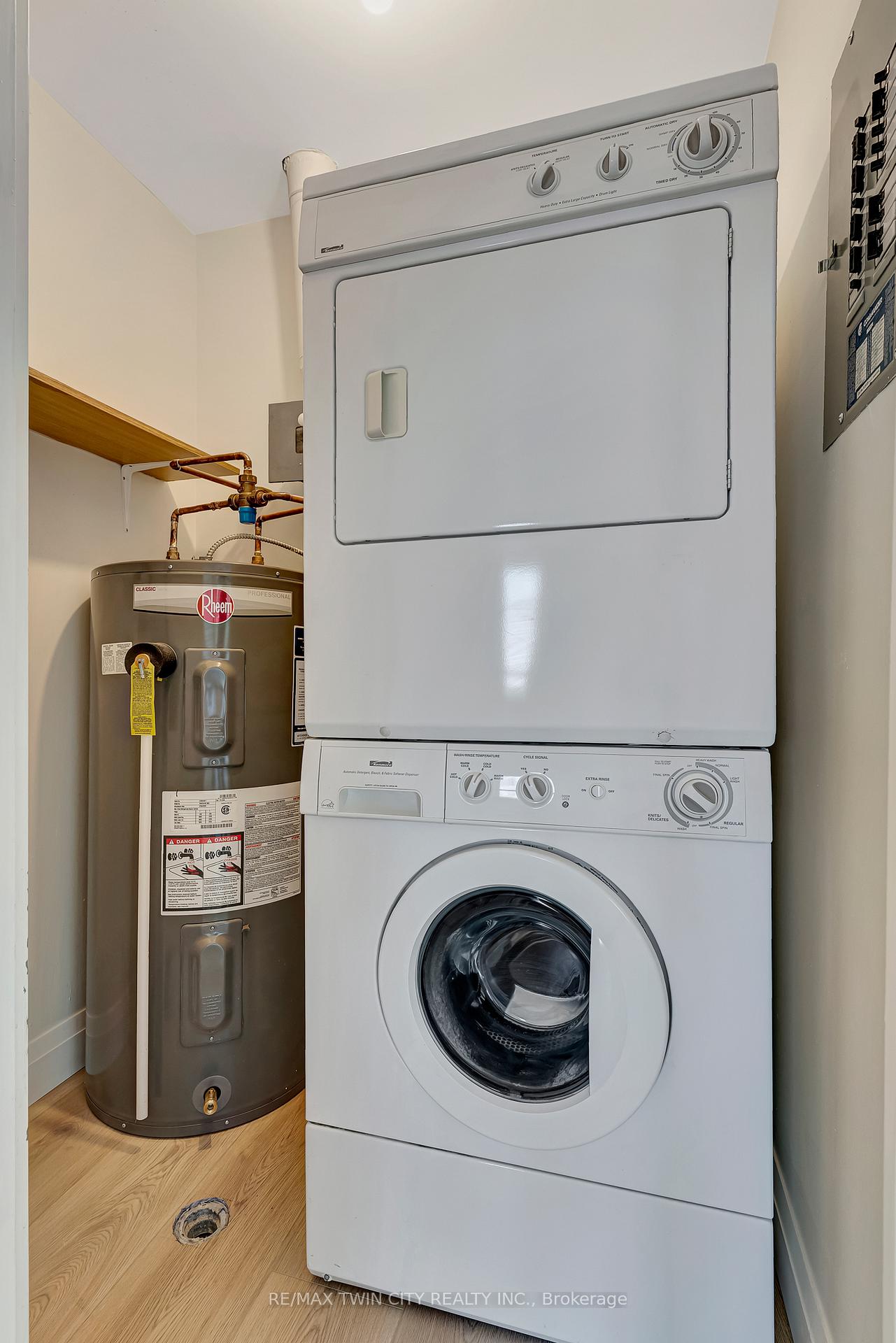 Photo 8 of Unit 909, 35 Green Valley Drive, Kitchener — HOMEH