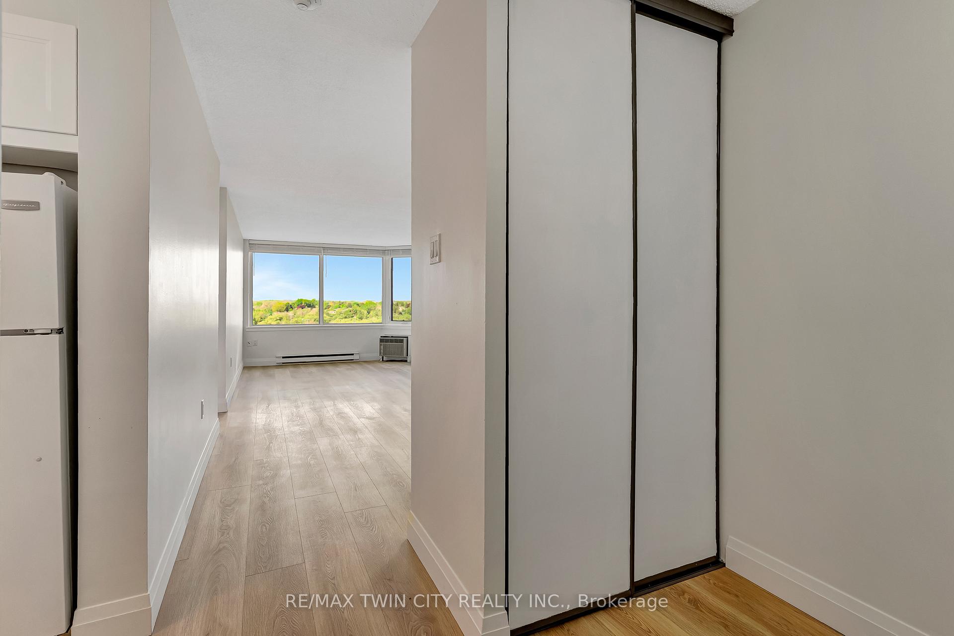 Photo 10 of Unit 909, 35 Green Valley Drive, Kitchener — HOMEH