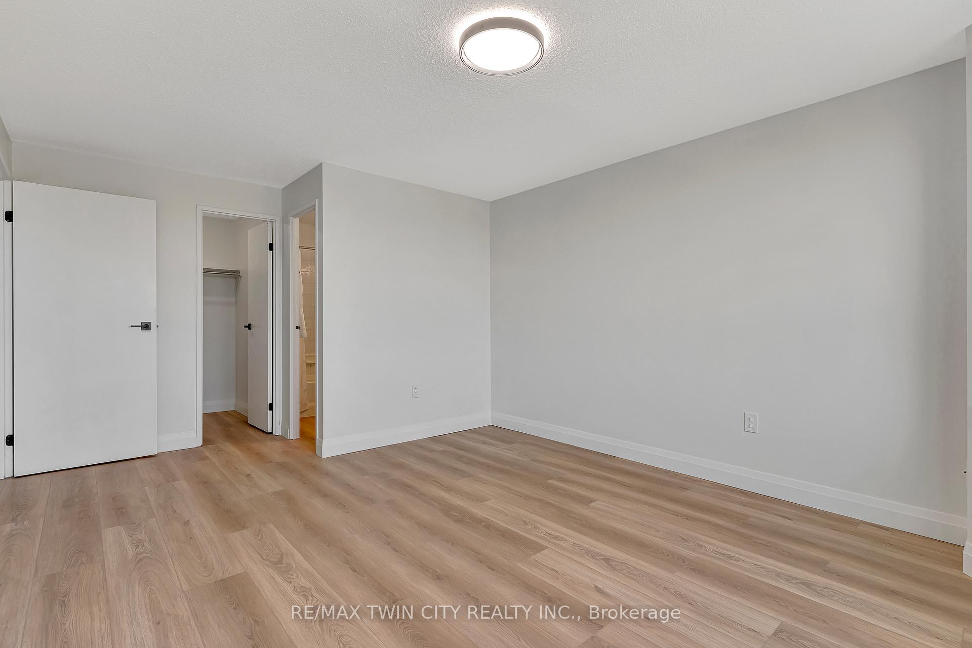 Photo 13 of Unit 909, 35 Green Valley Drive, Kitchener — HOMEH