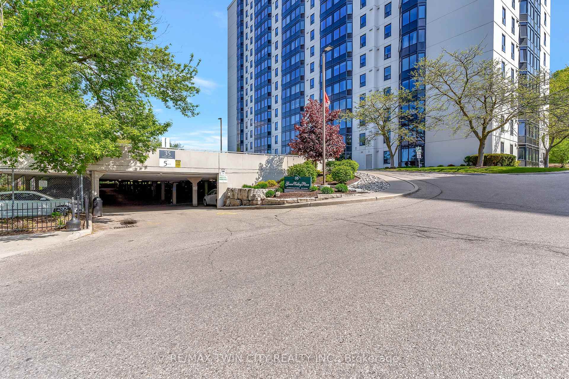 Photo 23 of Unit 909, 35 Green Valley Drive, Kitchener — HOMEH