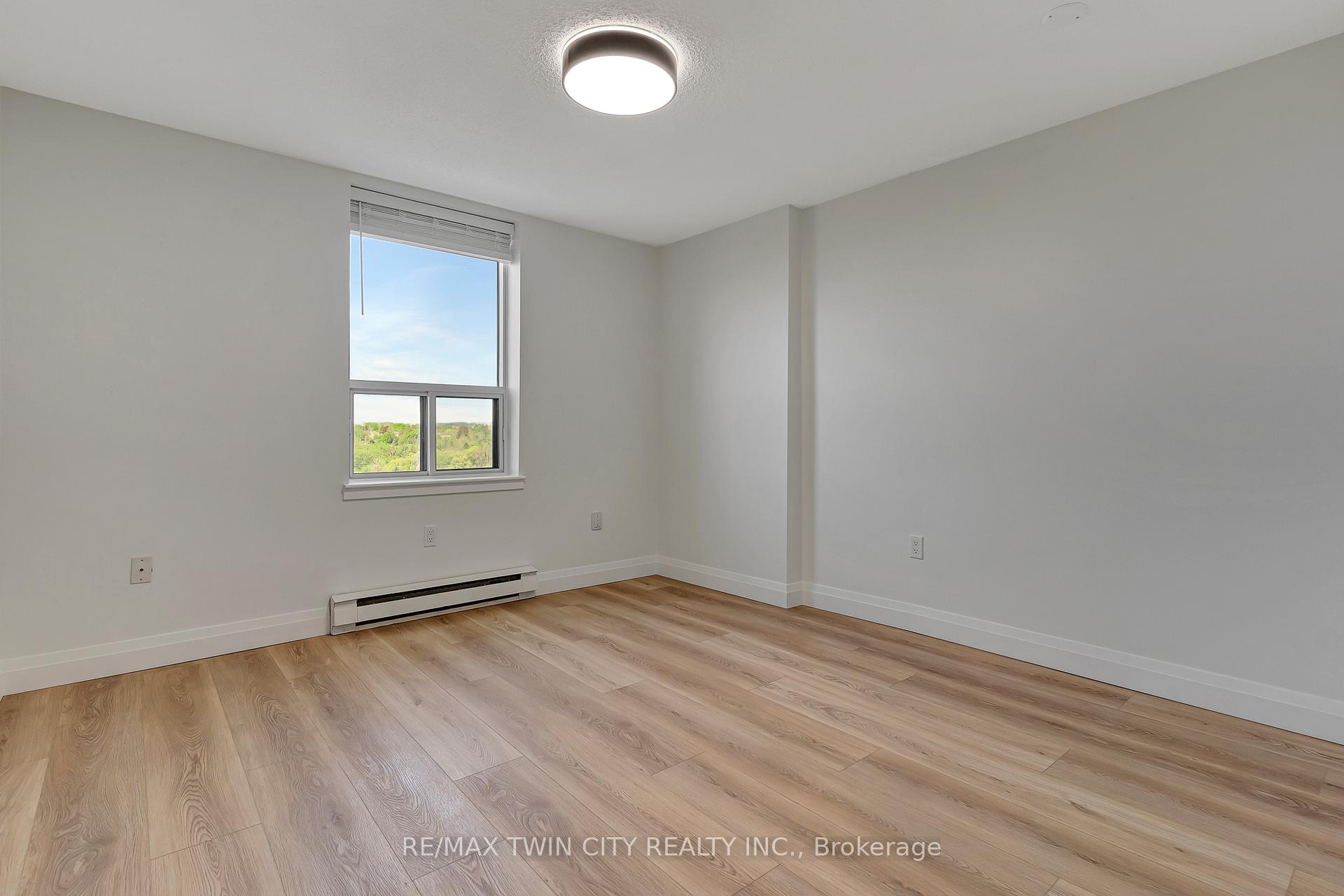Photo 16 of Unit 909, 35 Green Valley Drive, Kitchener — HOMEH