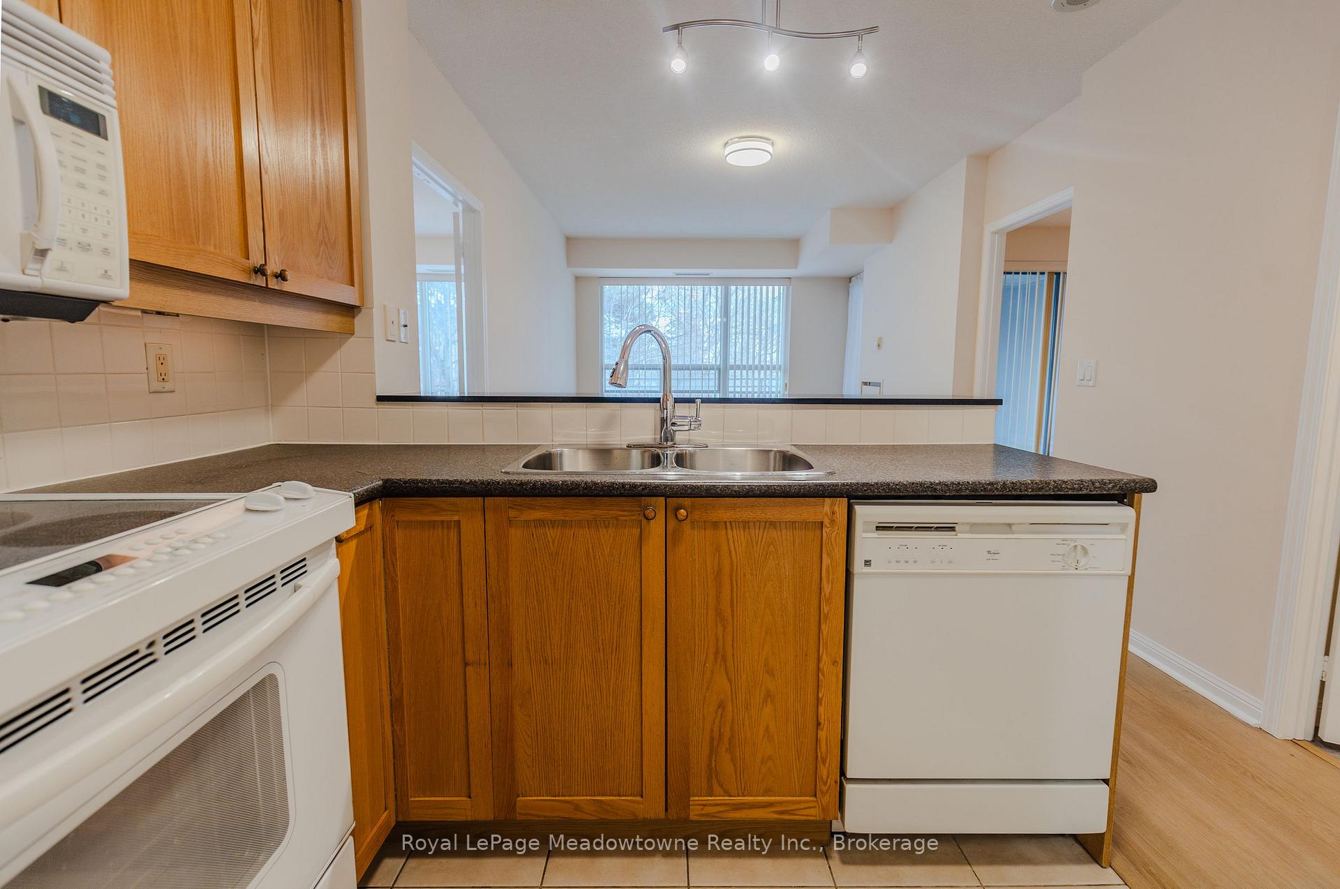 Photo 11 of Unit 511, 1801 Bayview Avenue E, Toronto, Leaside — HOMEH