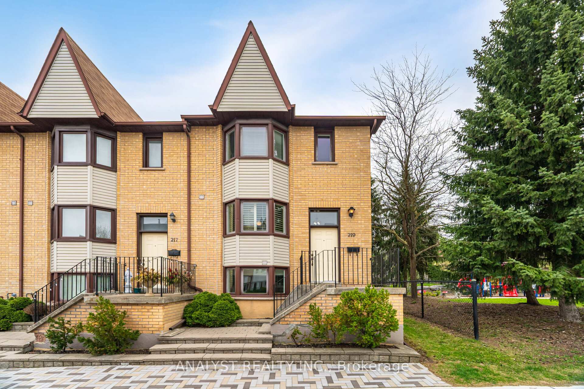 Front of 219 Woodbridge Avenue