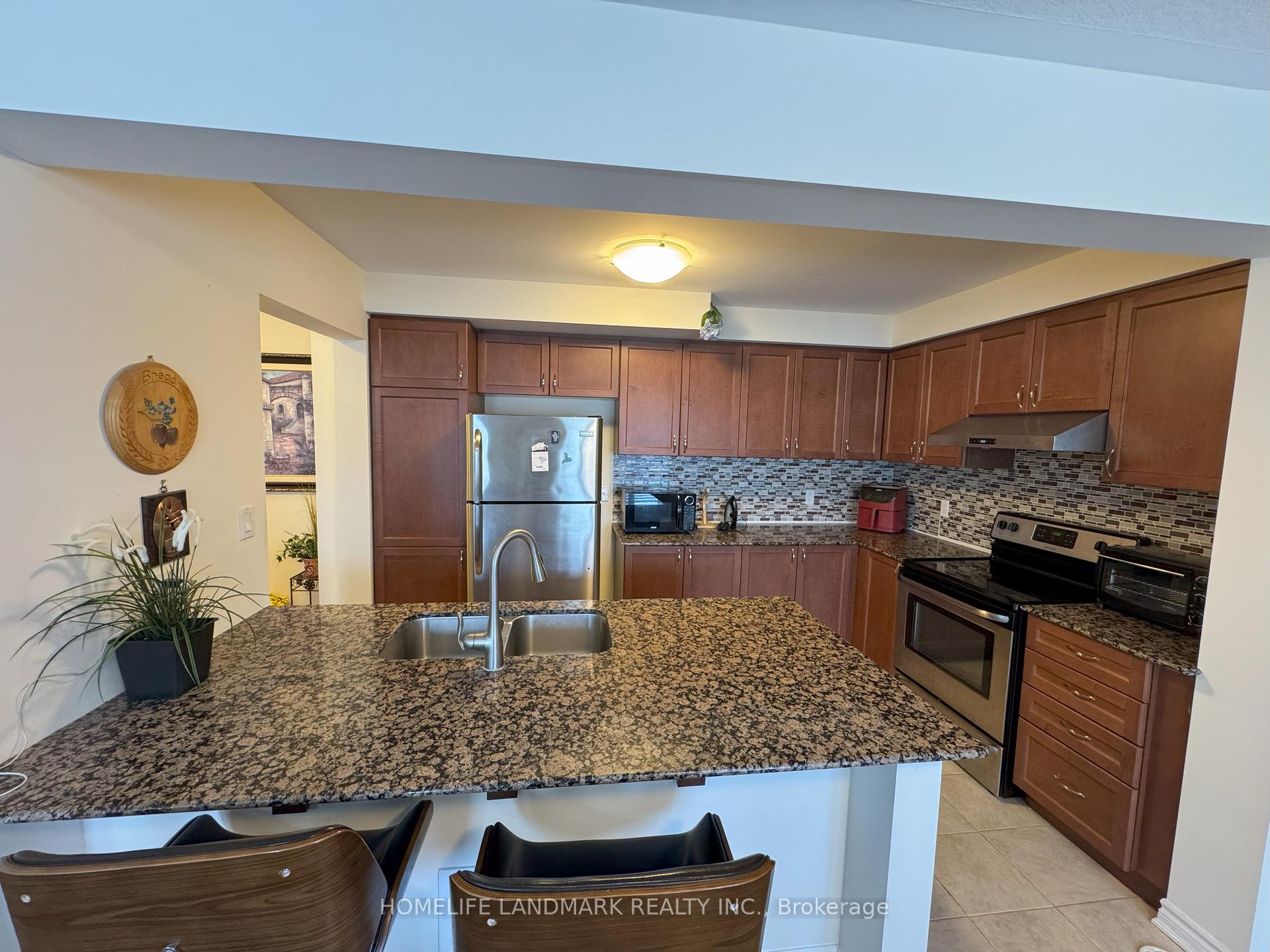 Photo 4 of 907 Apple Hill Lane, Kitchener — HOMEH