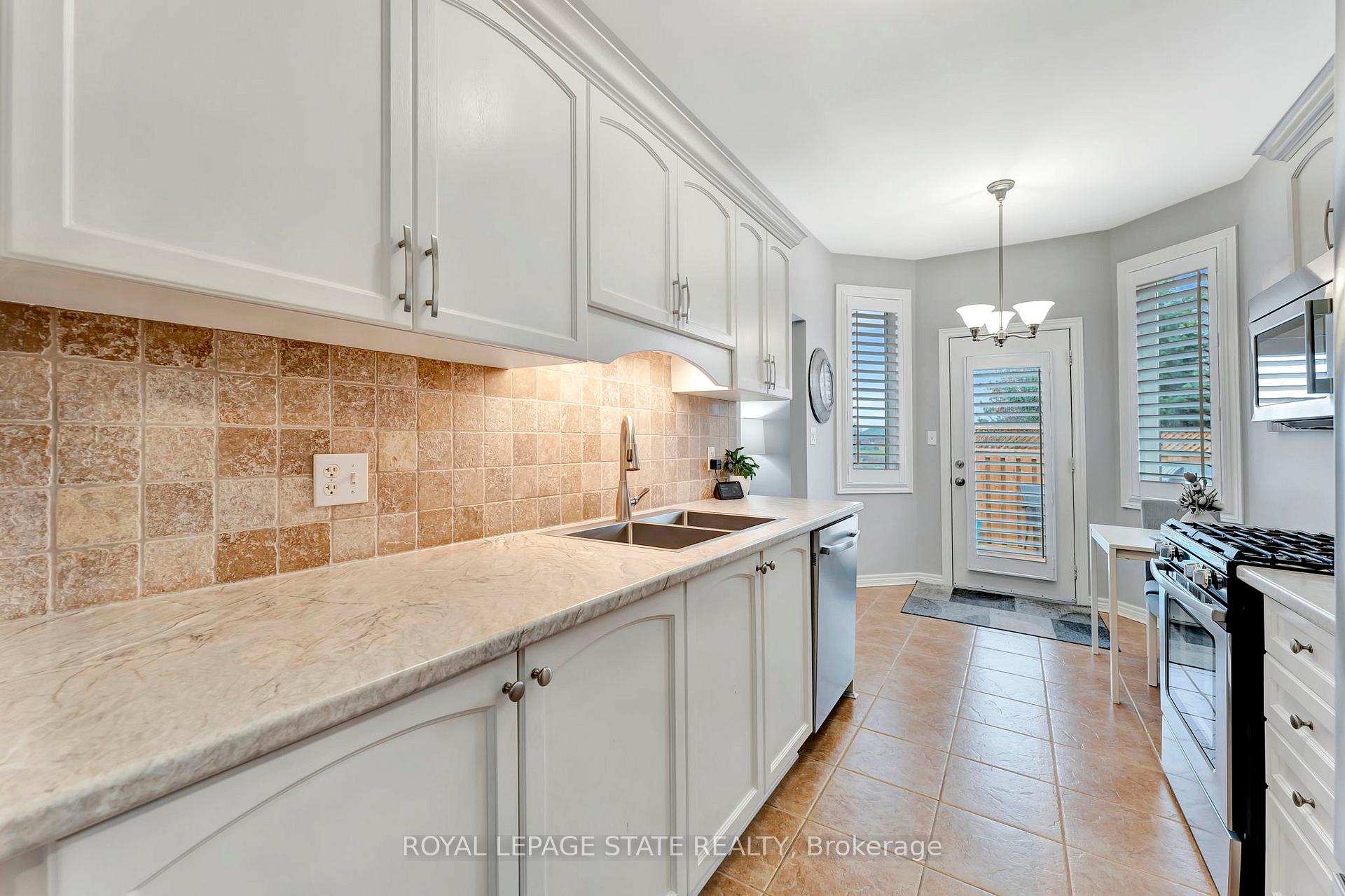Photo 5 of 19 Critzia Drive, Hamilton, Rural Glanbrook — HOMEH