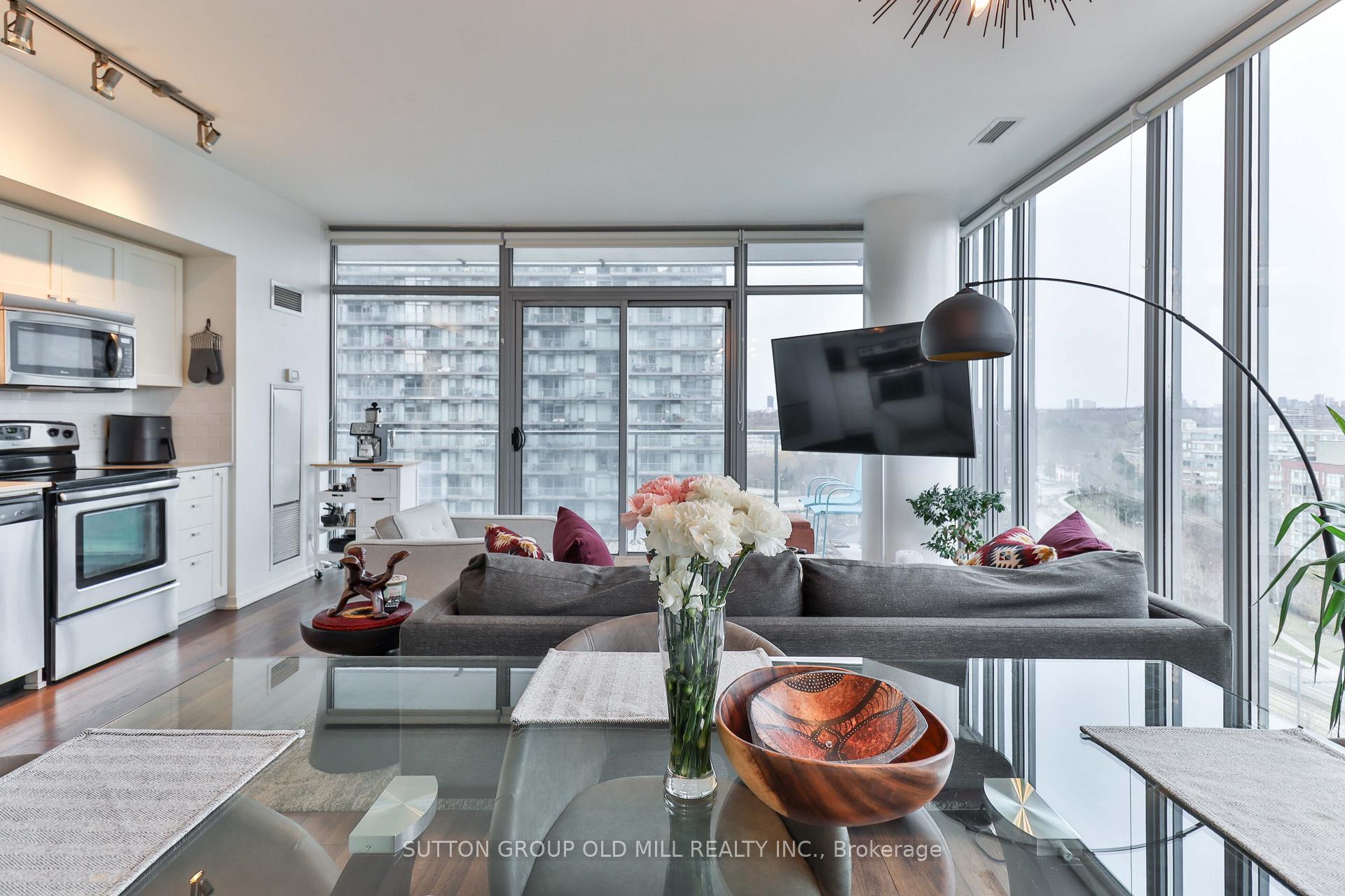 Front of Unit 1313, 103 The Queensway