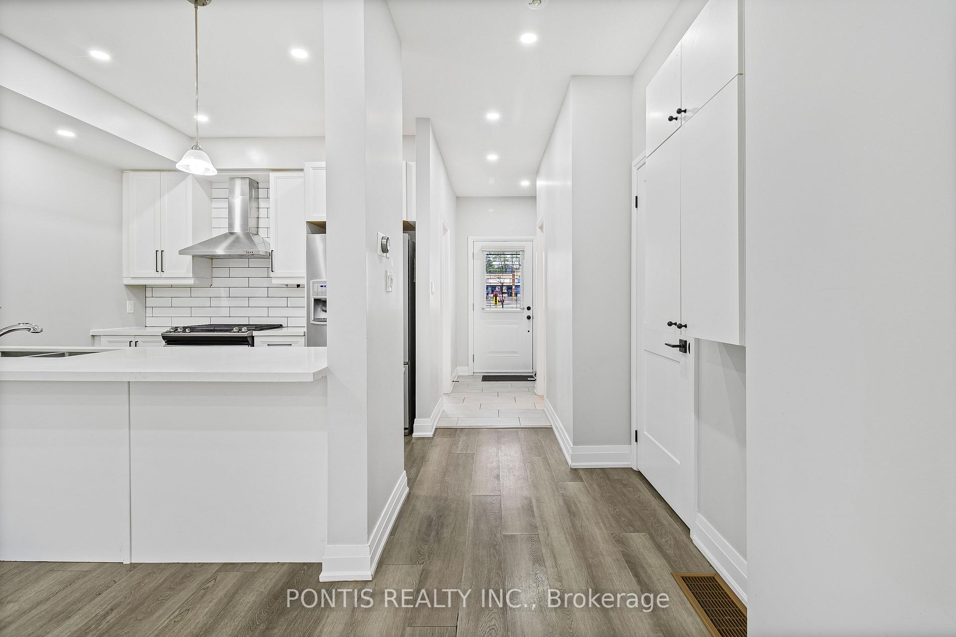 Photo 5 of Unit 18, 21 Stonehart Lane, Barrie, East Bayfield — HOMEH