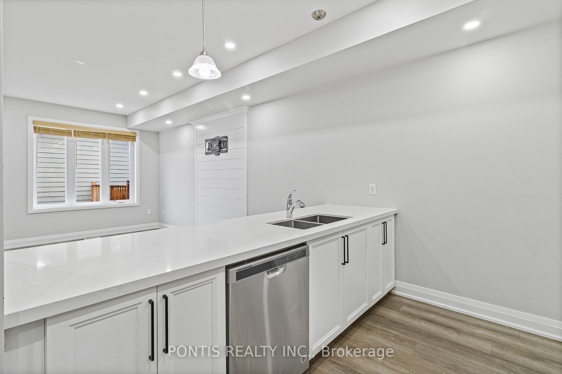 Photo 6 of Unit 18, 21 Stonehart Lane, Barrie, East Bayfield — HOMEH