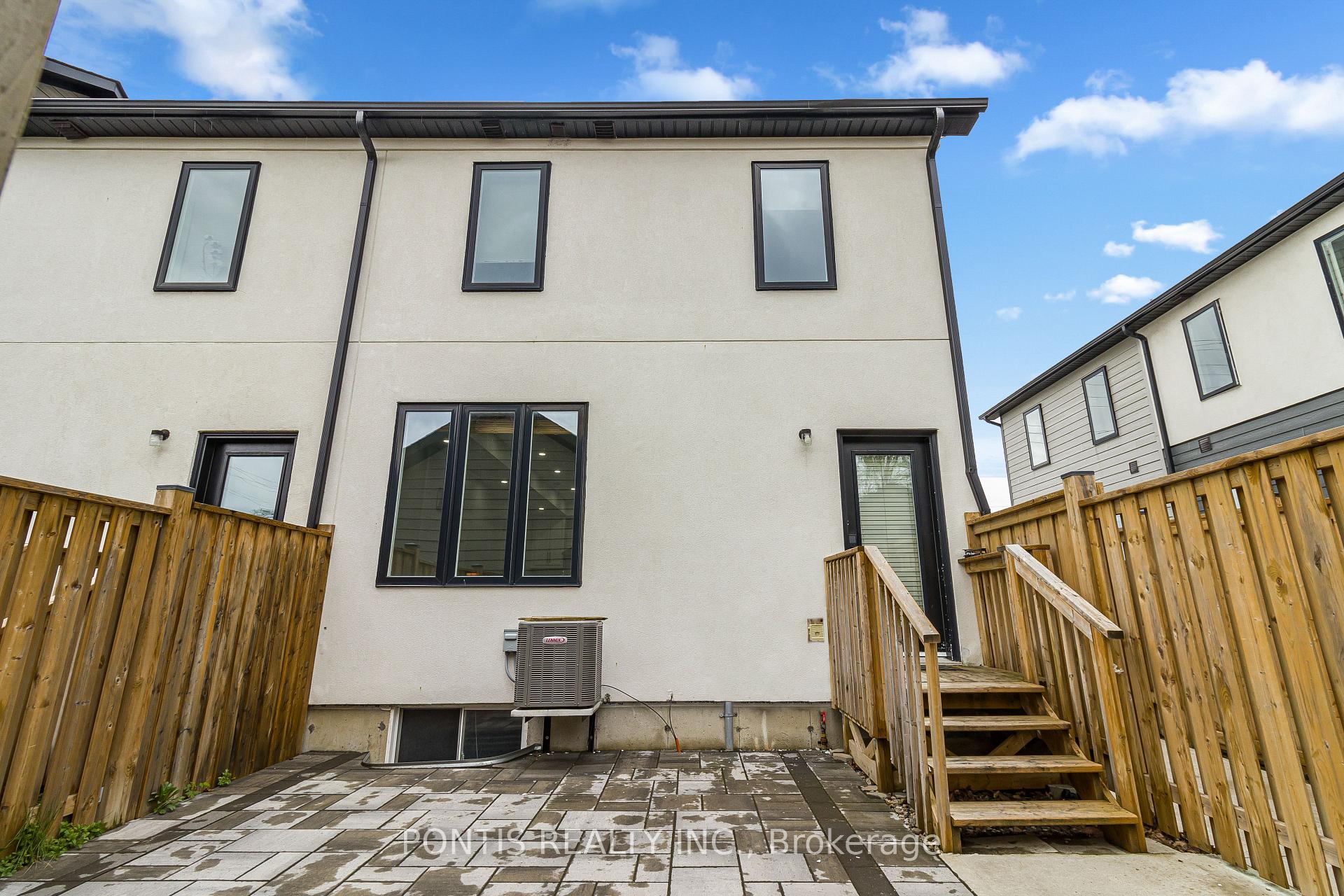 Photo 30 of Unit 18, 21 Stonehart Lane, Barrie, East Bayfield — HOMEH