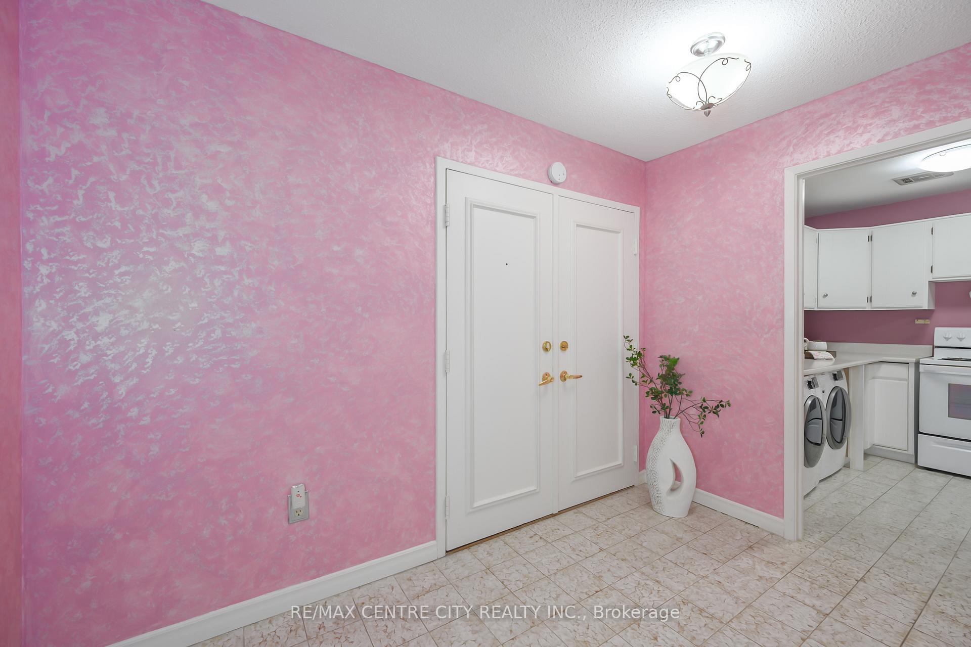 Photo 4 of Unit 206, 200 Everglade Crescent, London, North P — HOMEH