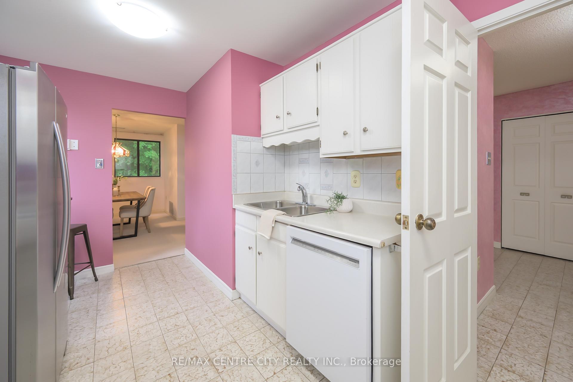 Photo 9 of Unit 206, 200 Everglade Crescent, London, North P — HOMEH