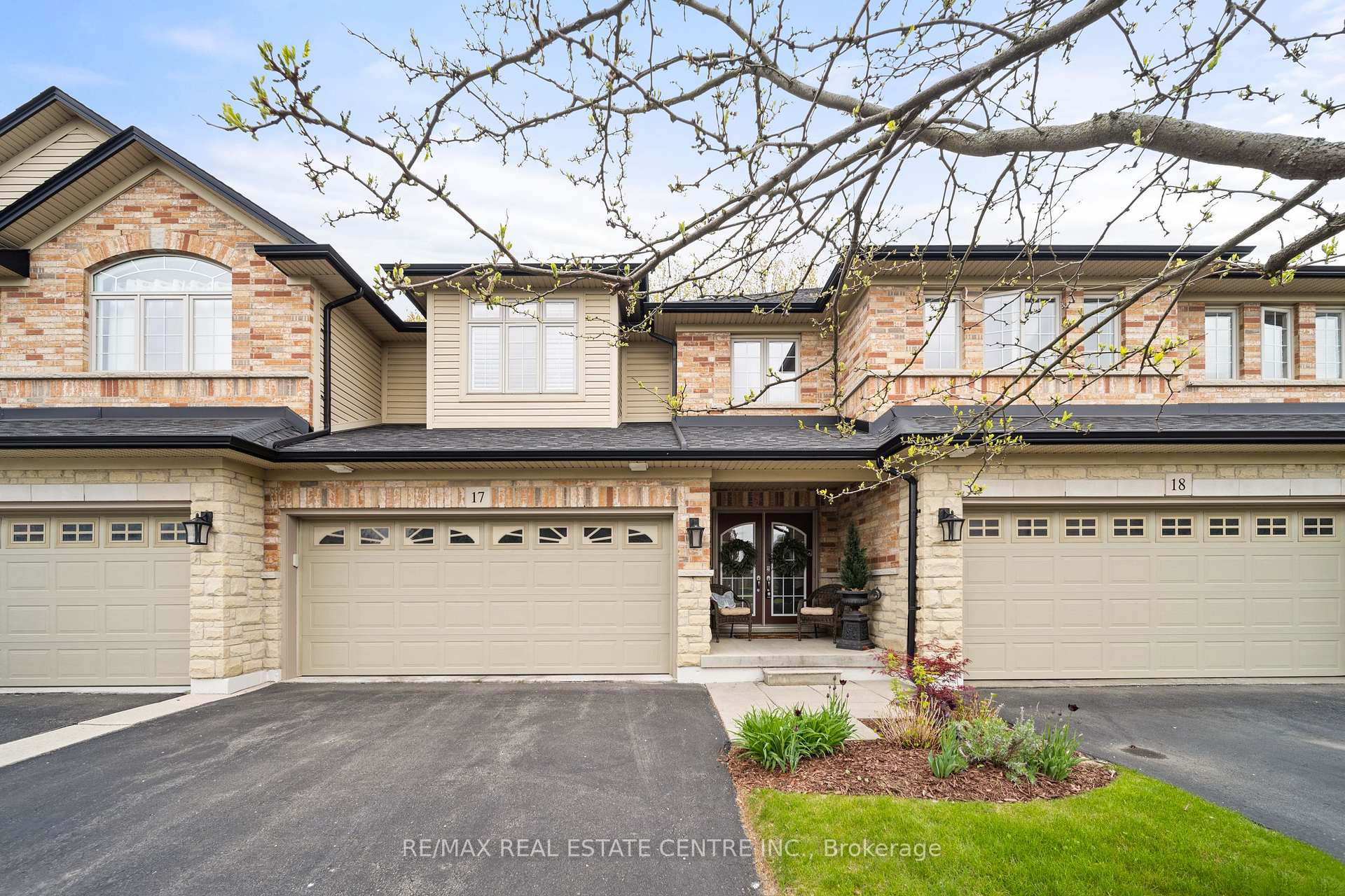 Photo 4 of Unit 17, 441 Stonehenge Drive, Hamilton, Meadowlands — HOMEH