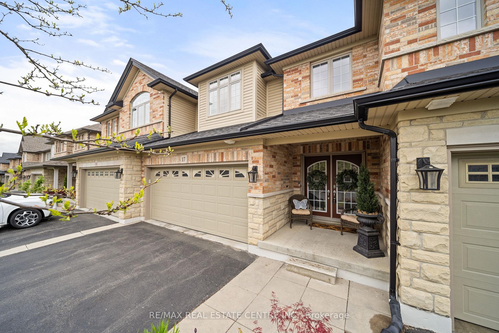 Photo 3 of Unit 17, 441 Stonehenge Drive, Hamilton, Meadowlands — HOMEH
