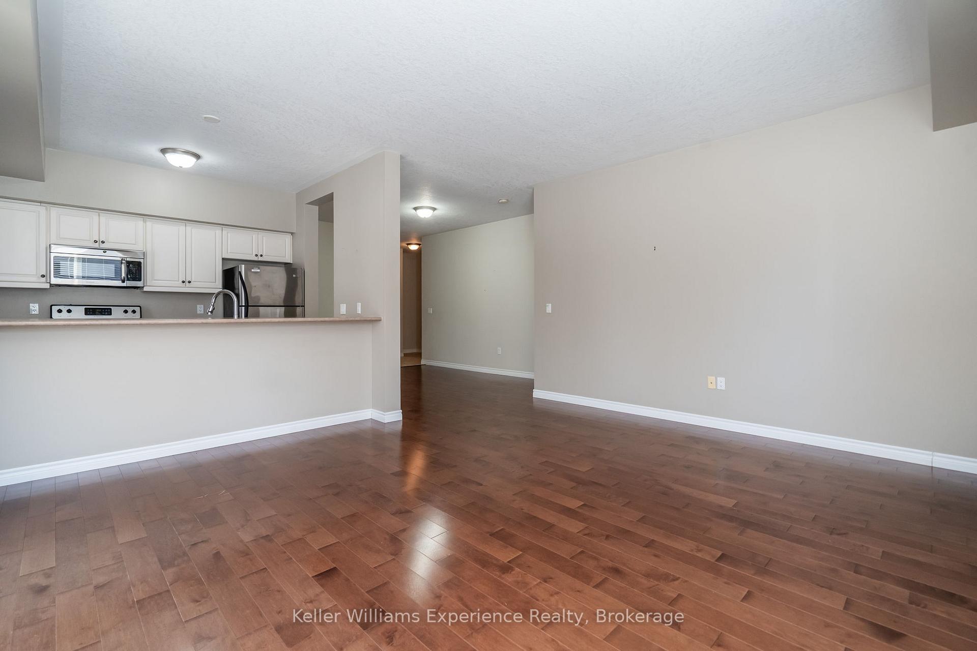 Photo 10 of Unit 101, 19B Yonge Street N, Springwater, Elmvale — HOMEH