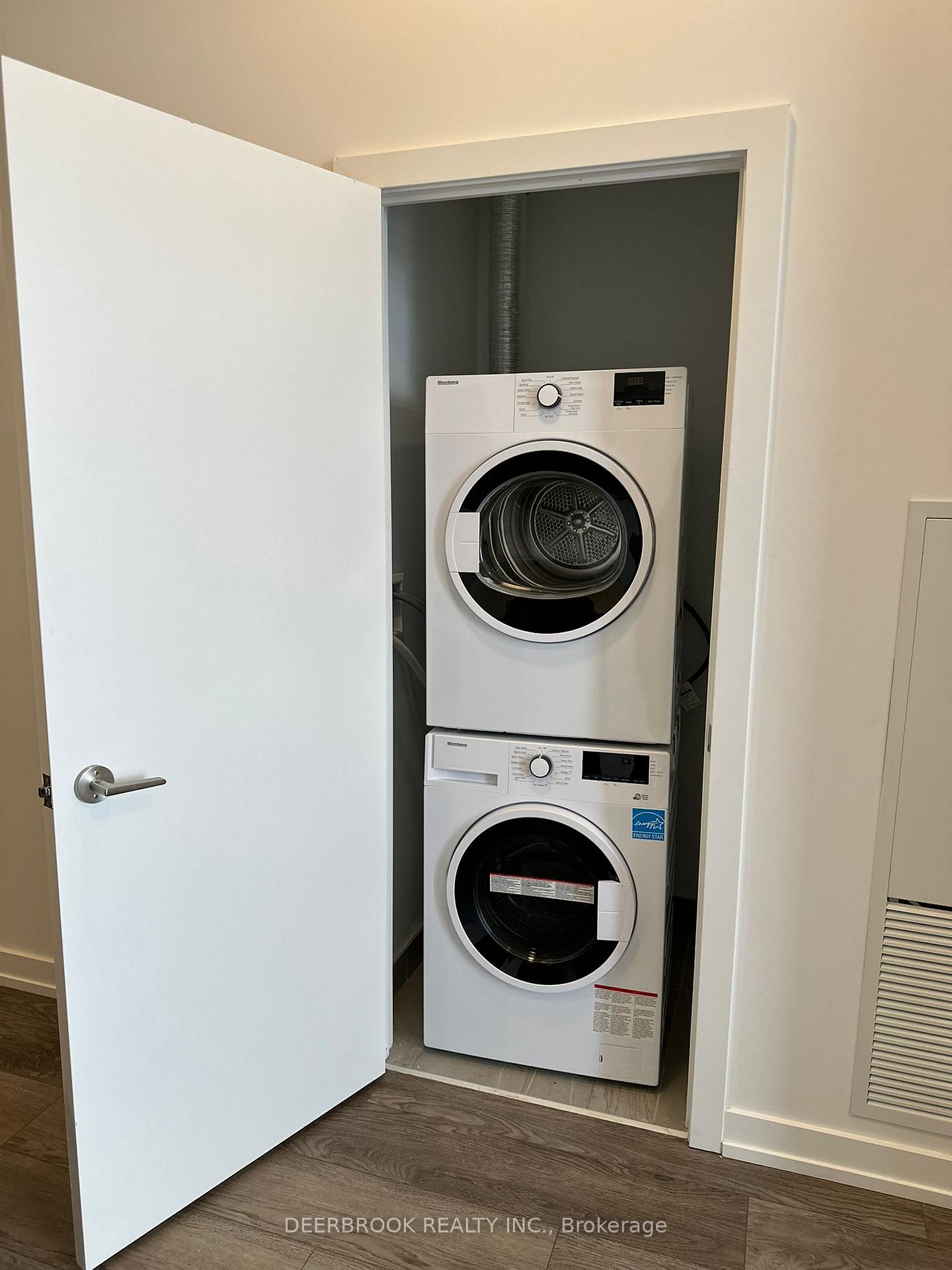 Photo 3 of Unit 204, 15 Wellington Street S, Kitchener, Cherry Hill — HOMEH