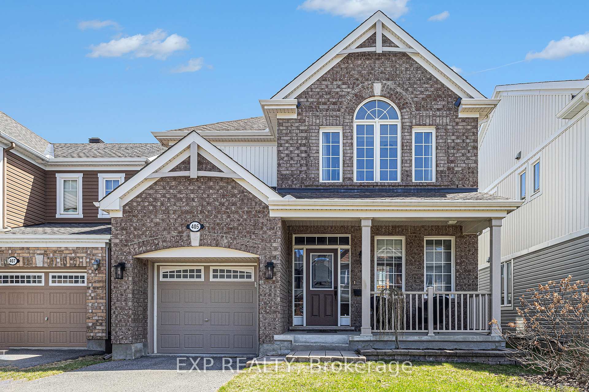 Front of 405 Meadowhawk Crescent