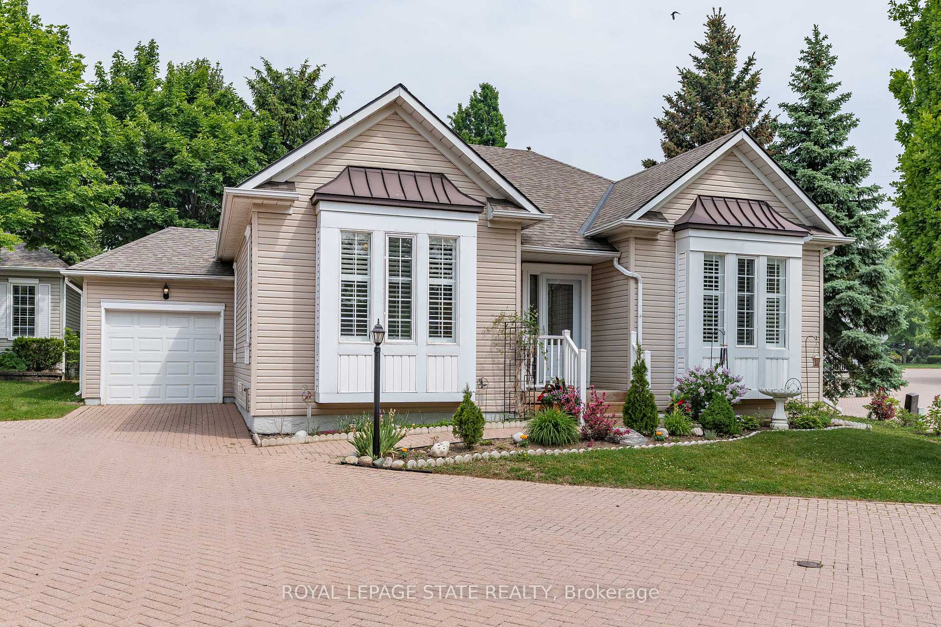 Photo 3 of 66 Silverbirch Boulevard, Hamilton, Rural Glanbrook — HOMEH