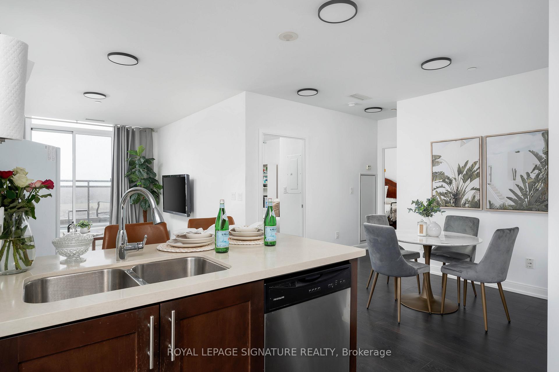 Photo 8 of Unit 707, 540 Bur Oak Avenue, Markham, Berczy — HOMEH