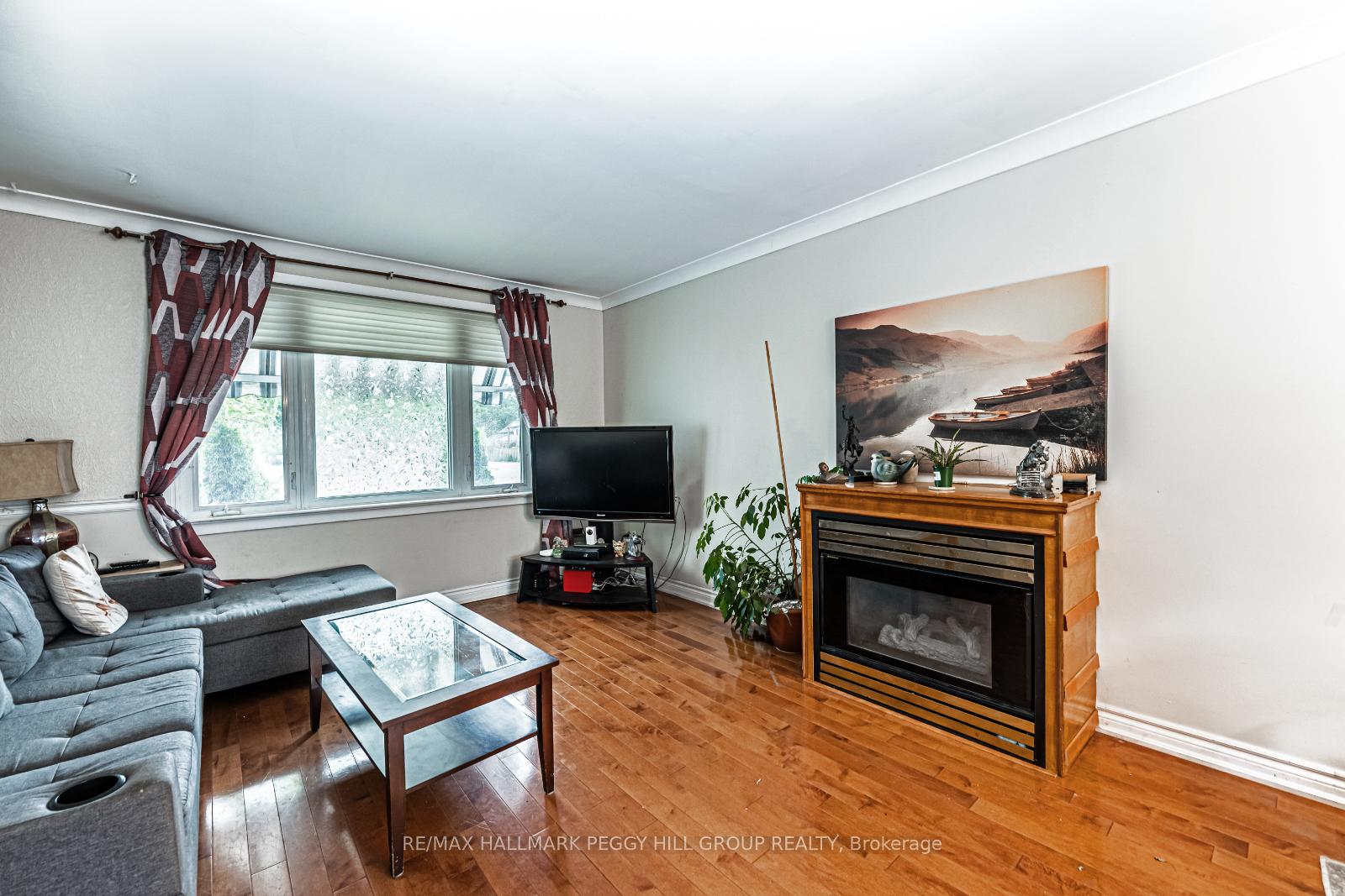 Photo 2 of 52 Donald Street, Barrie, Queen's Park — HOMEH