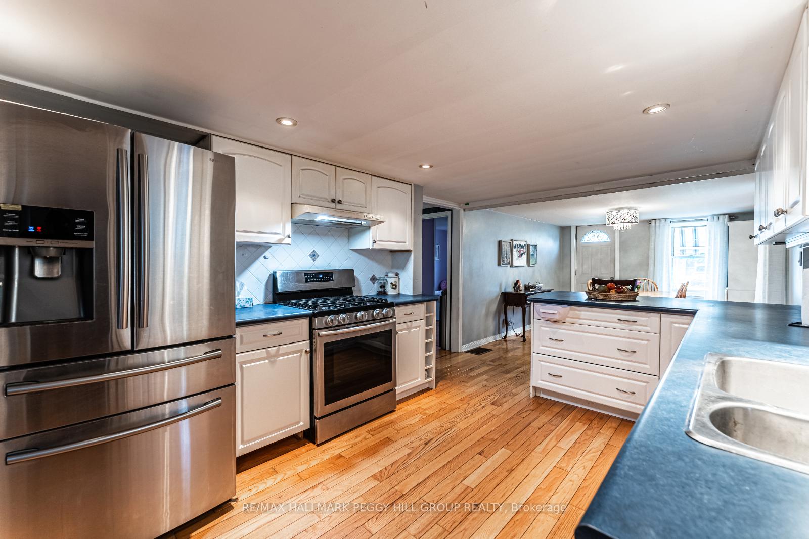 Photo 3 of 52 Donald Street, Barrie, Queen's Park — HOMEH