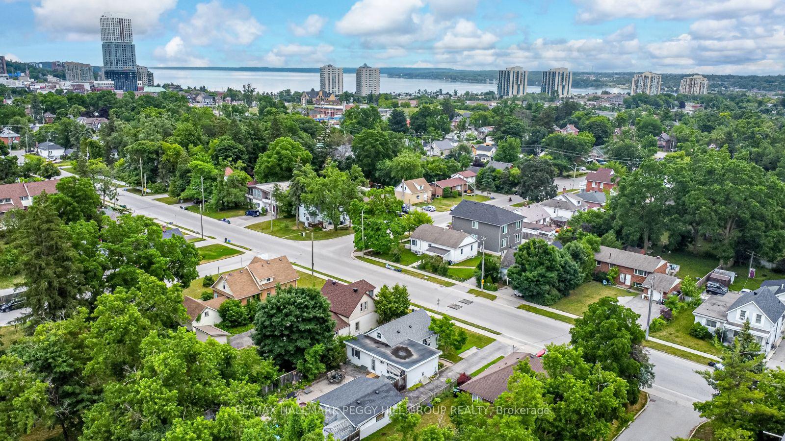 Photo 15 of 52 Donald Street, Barrie, Queen's Park — HOMEH