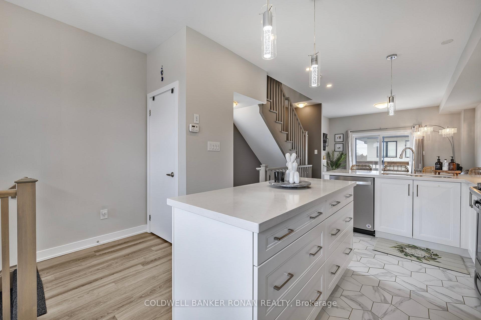 Photo 3 of 15 Wilings Lane, Hamilton, Ancaster — HOMEH