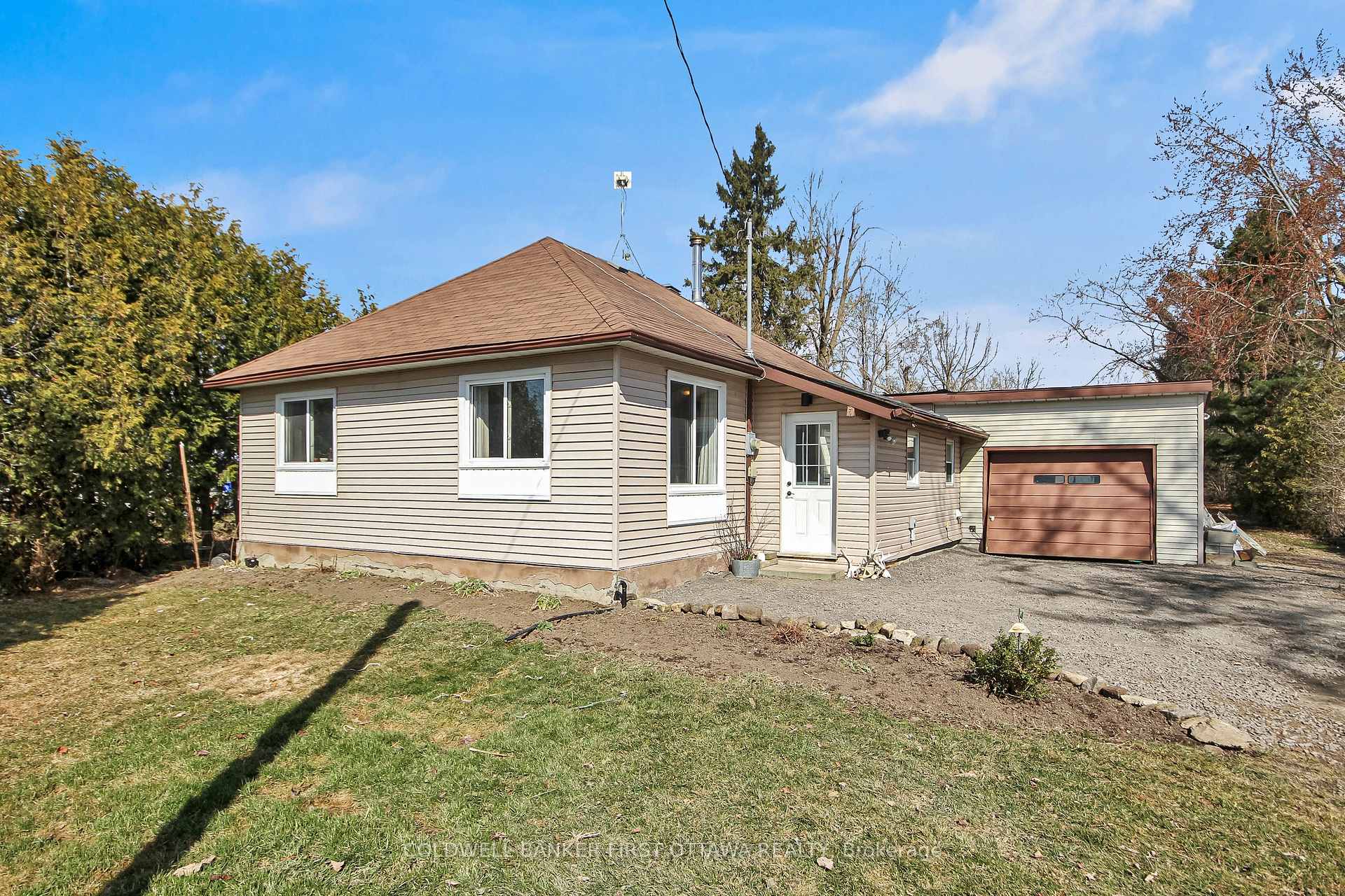 Front of 6671 Dalmeny Road