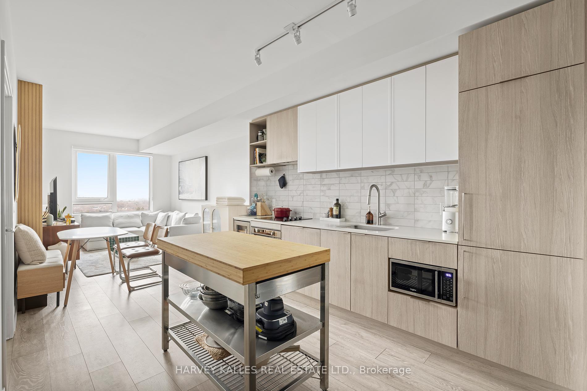 Front of Unit 1602, 2020 Bathurst Street