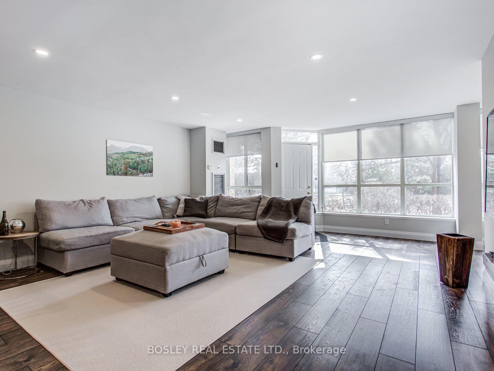 Photo 2 of Unit 110, 14924 Yonge Street, Aurora, Aurora Highlands — HOMEH