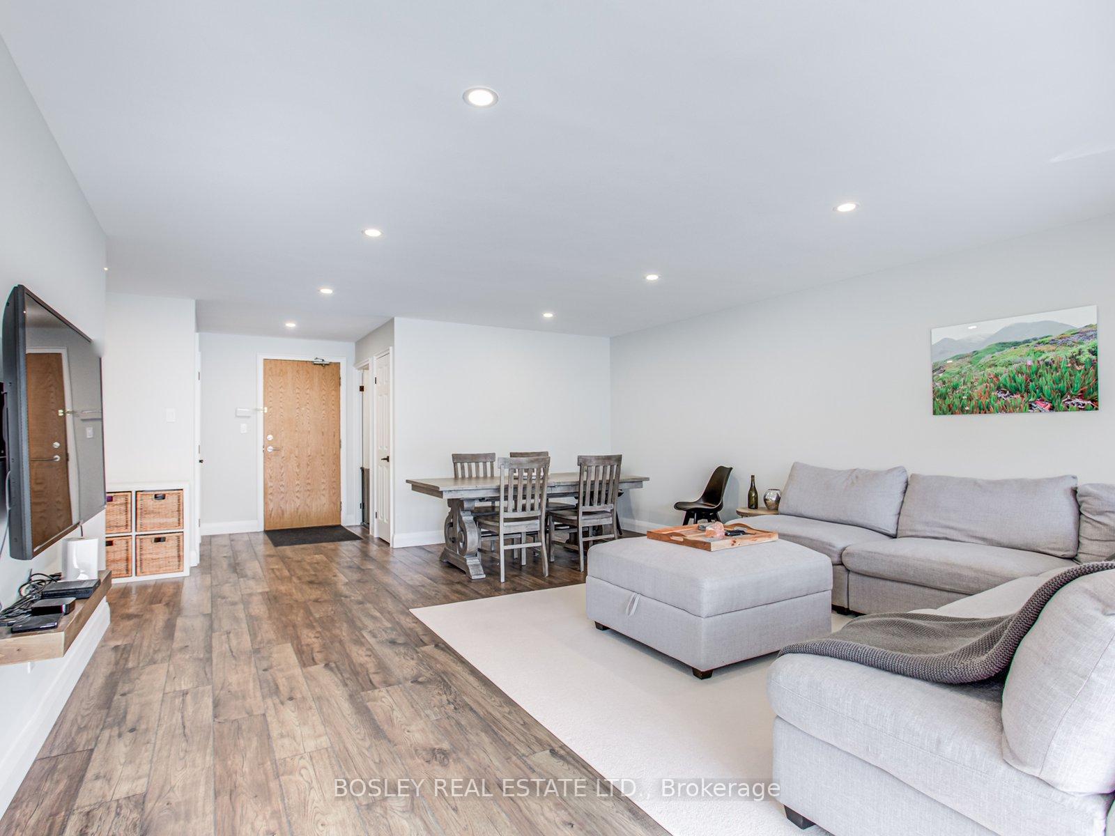 Photo 3 of Unit 110, 14924 Yonge Street, Aurora, Aurora Highlands — HOMEH