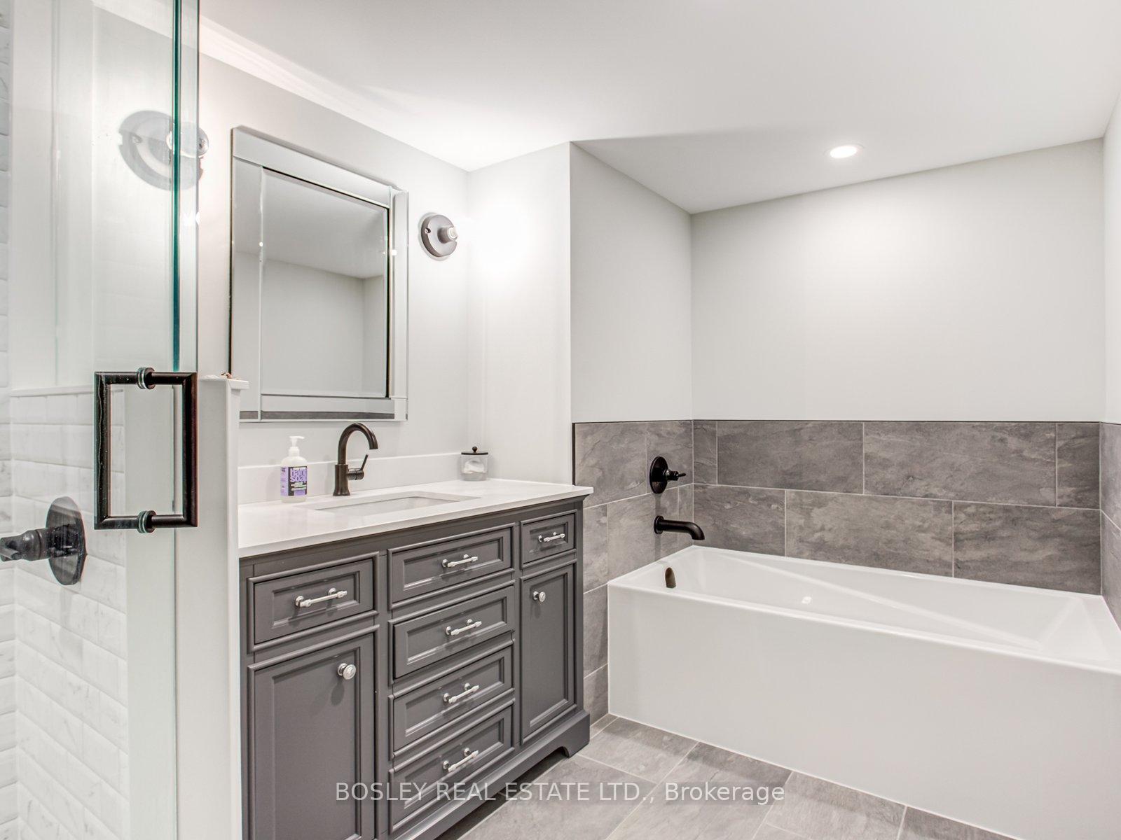 Photo 10 of Unit 110, 14924 Yonge Street, Aurora, Aurora Highlands — HOMEH