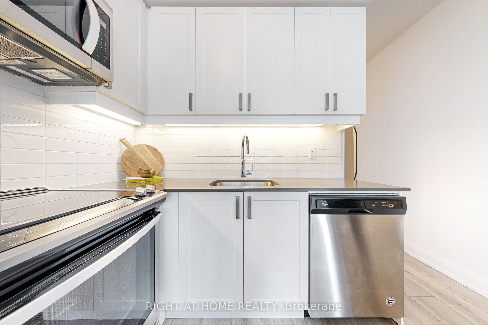 Photo 2 of Unit 907, 7895 Jane Street, Vaughan, Concord — HOMEH