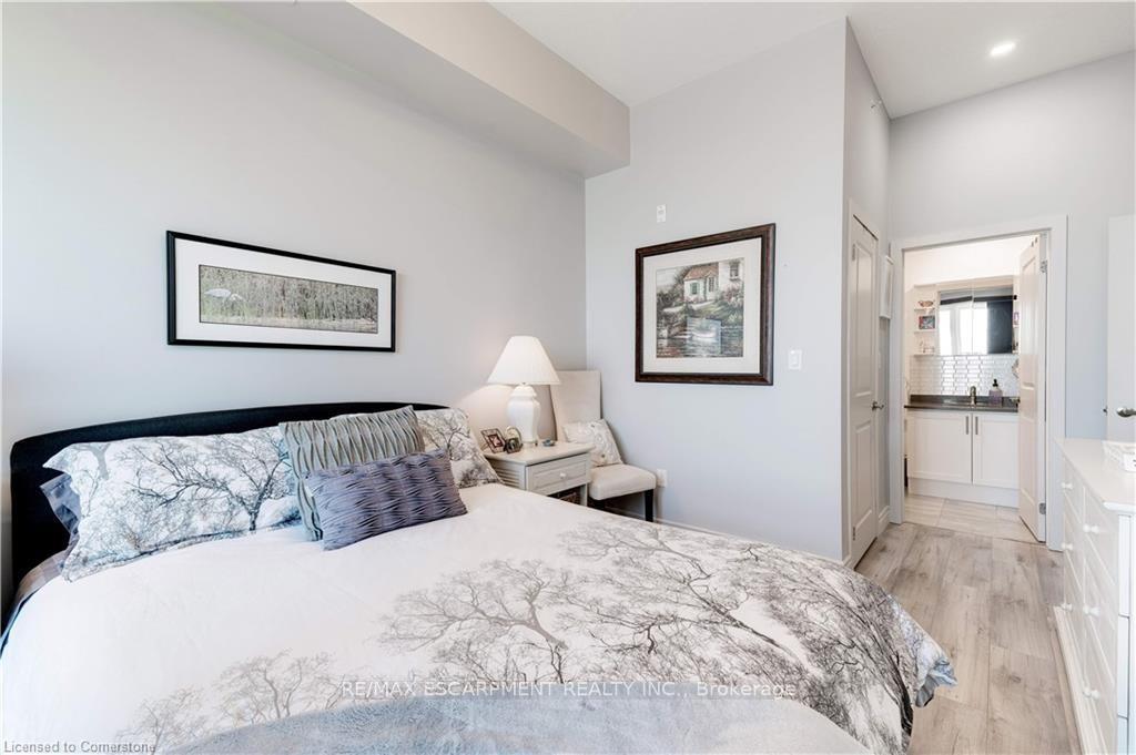 Photo 4 of Unit 404, 35 Southshore Crescent, Hamilton, Stoney Creek — HOMEH